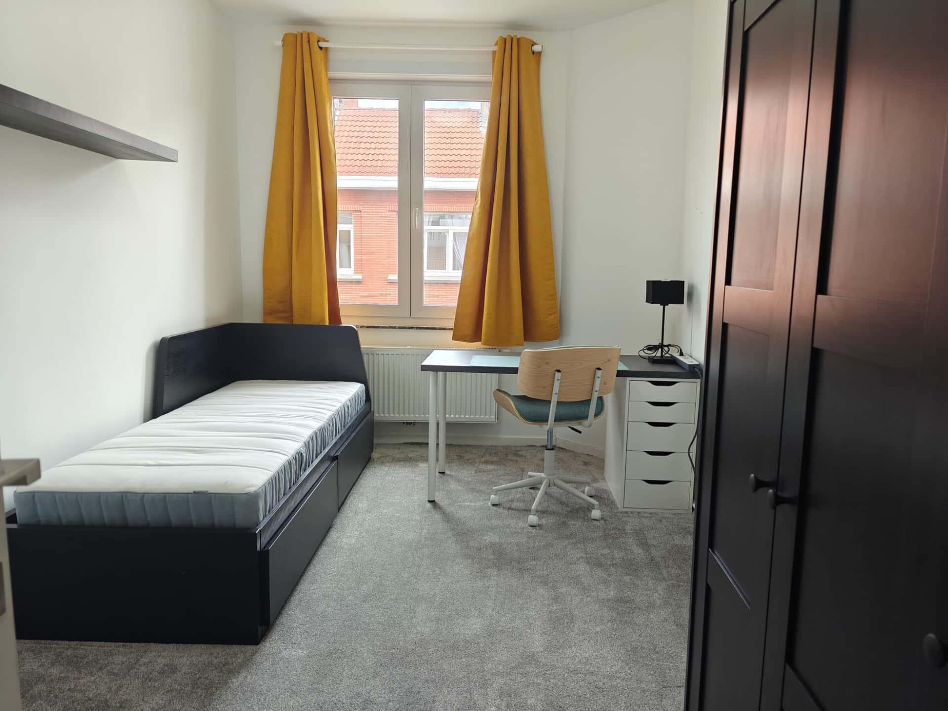 Well located (10 mins from Schuman station) cosy private room