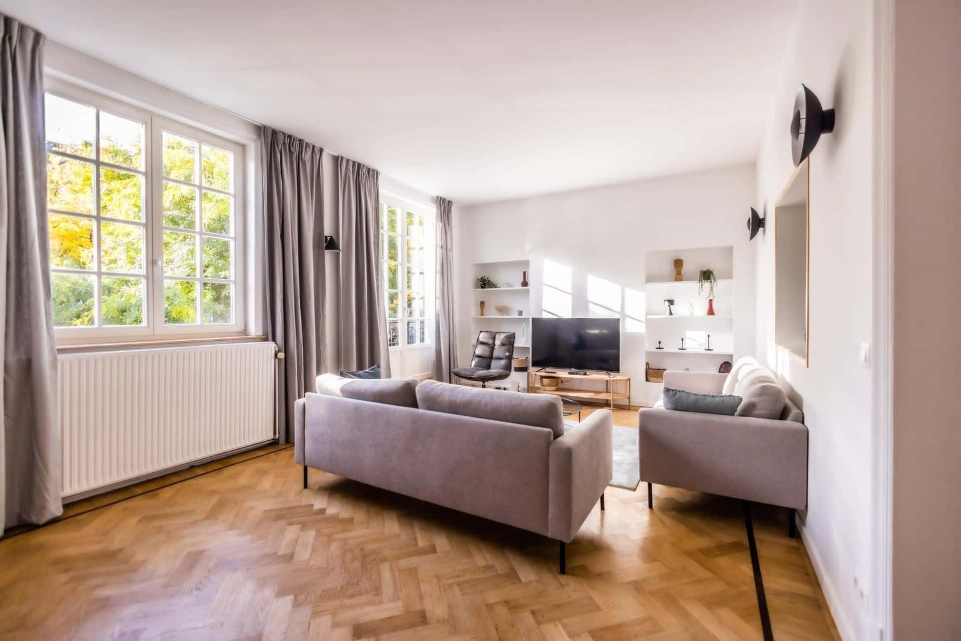 Bright 1 bedroom in a 10 people house
